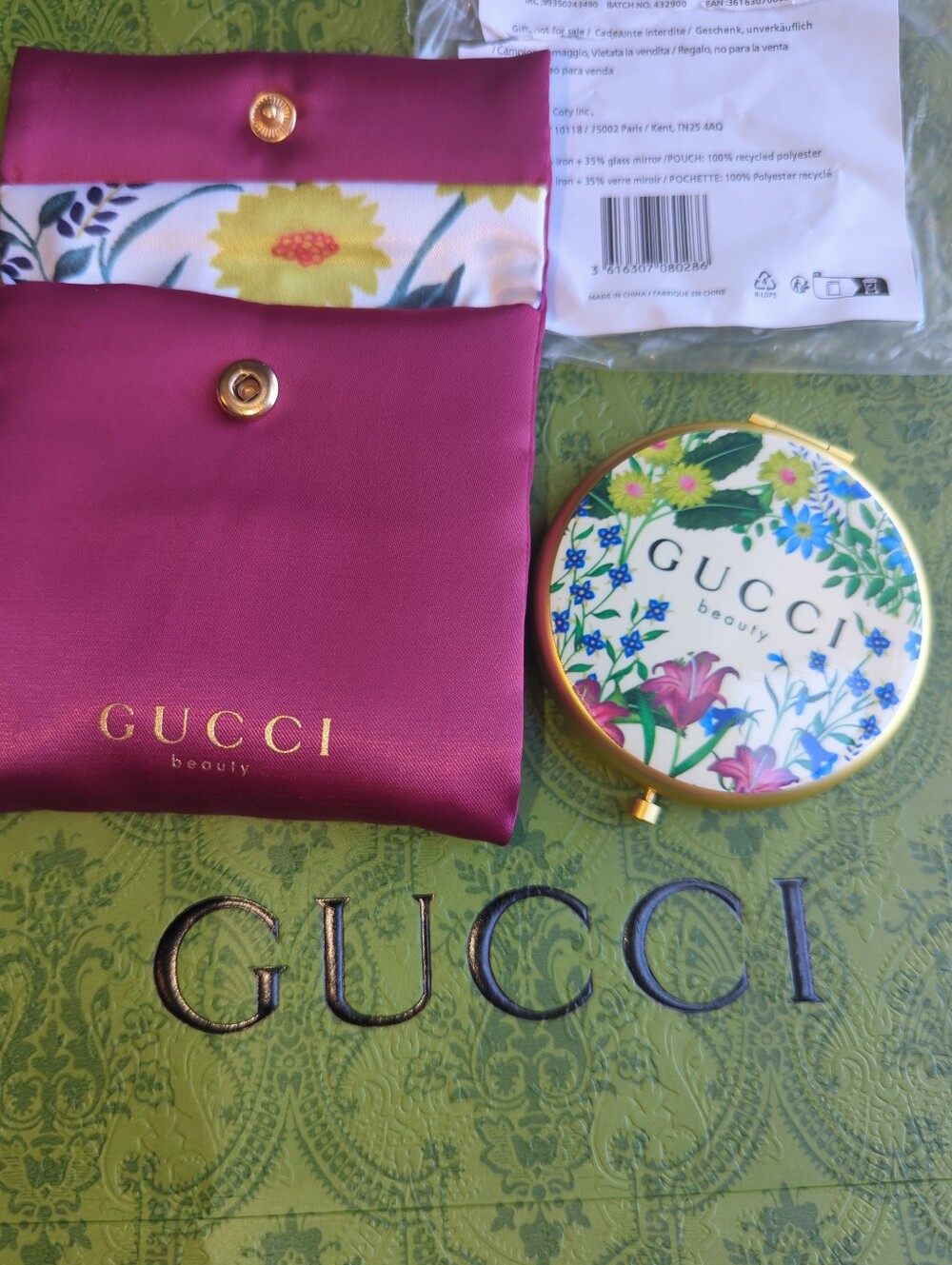 Gucci Beauty Floral gold compact with magenta satin pouch Cute New In Package